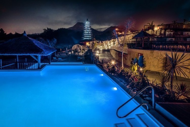 Infinity pool at night Magic Natura Animal, Waterpark Resort Benidorm