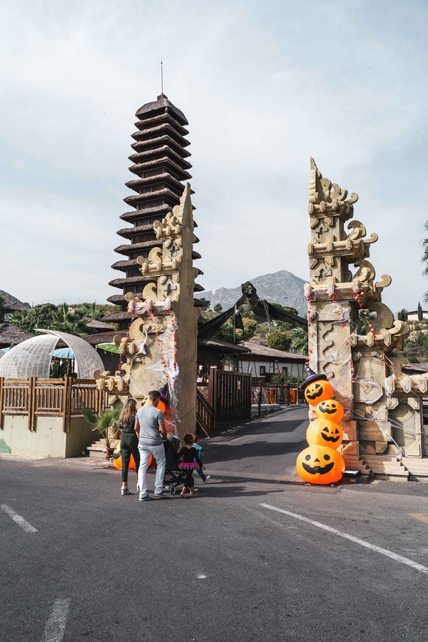 Halloween Magic Natura Animal, Waterpark & Polynesian Resort Benidorm